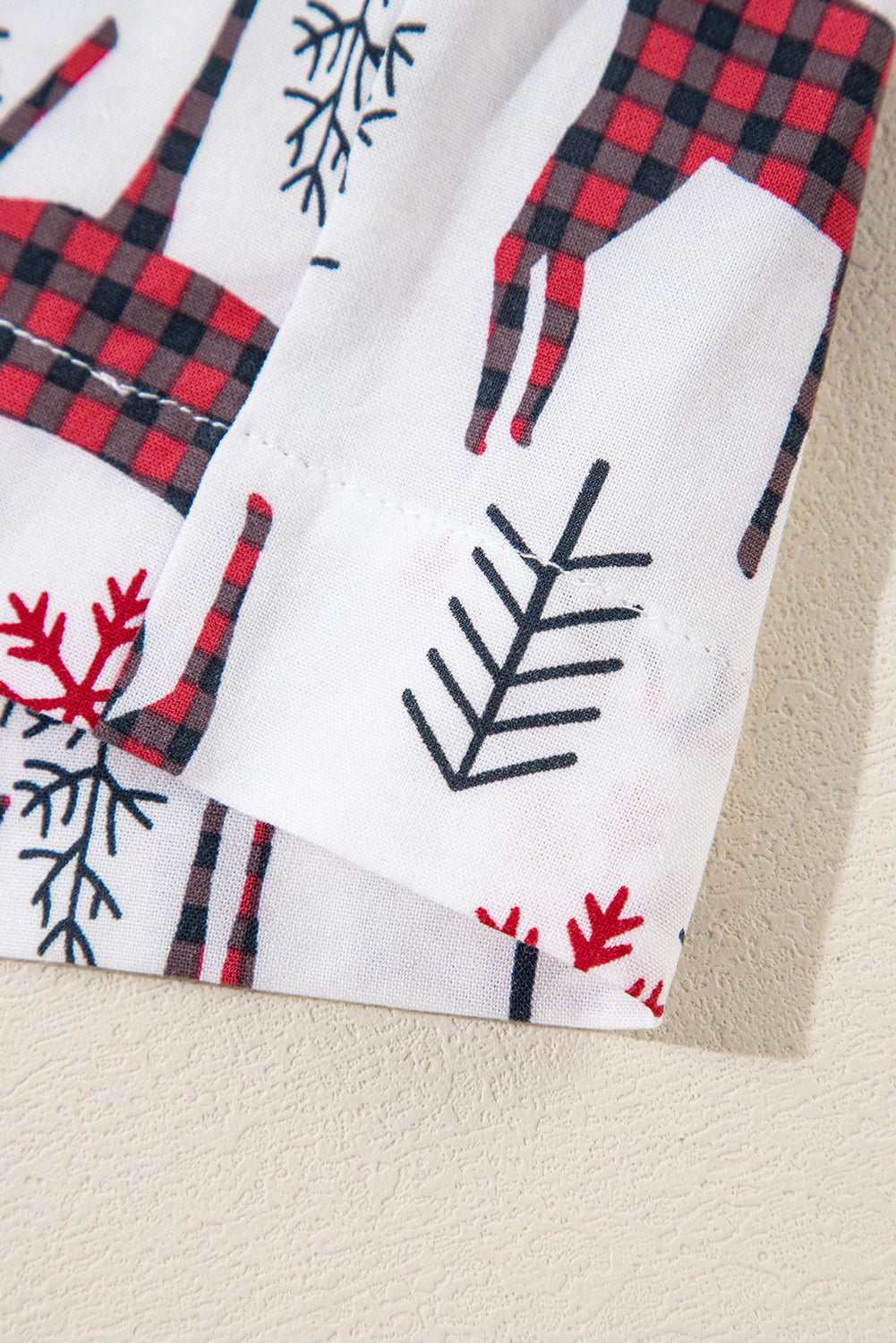Ensemble de détente blanc avec chemise et short imprimés cerfs de Noël