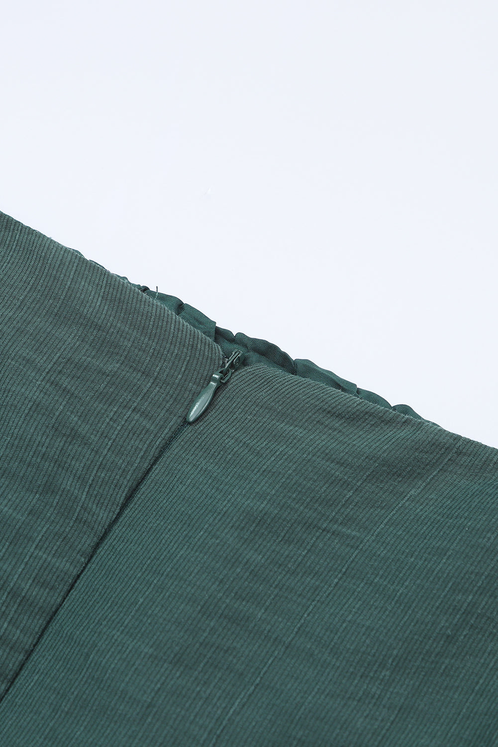 Minivestido negro con cuello cuadrado y manga abullonada