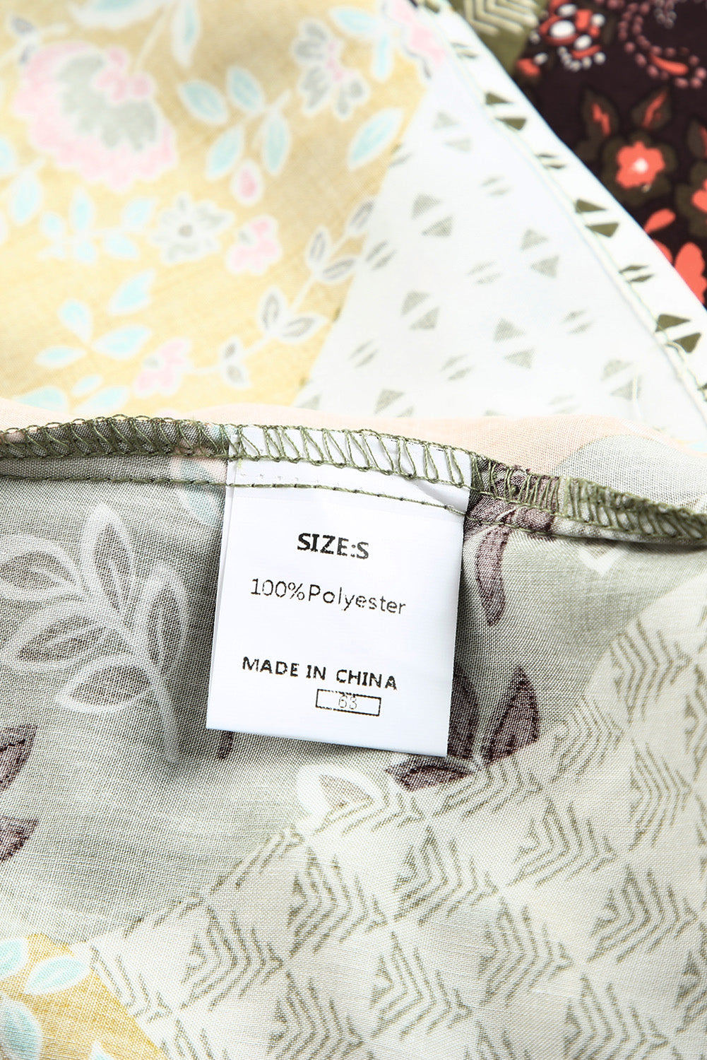 Blusa con estampado mixto y cuello cuadrado