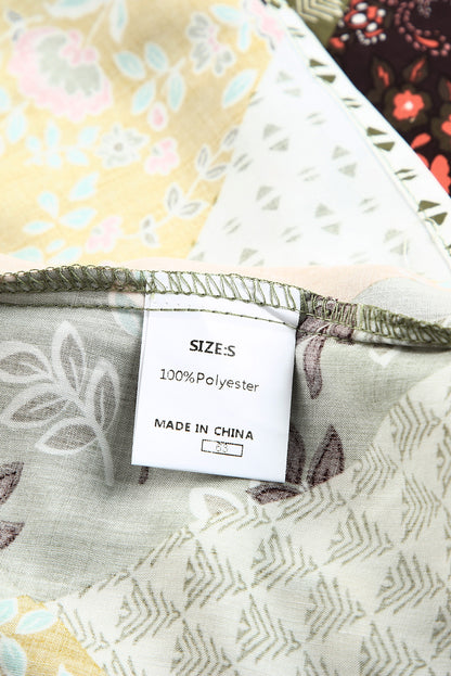 Blusa con estampado mixto y cuello cuadrado