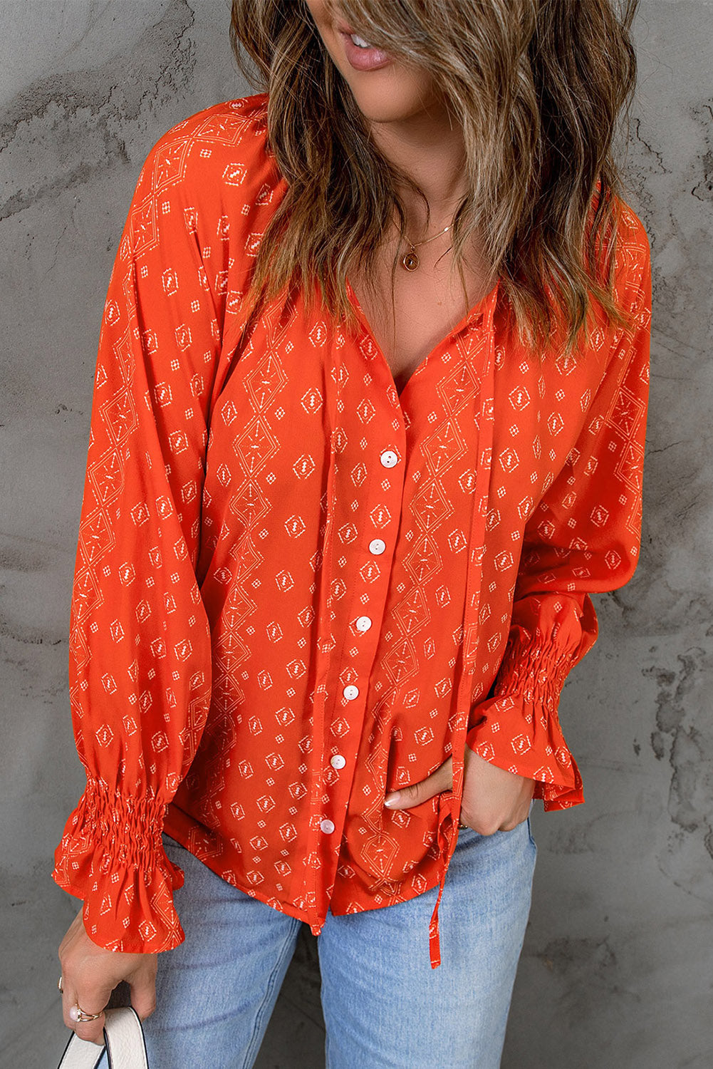 Blusa con botones y cuello en V con estampado floral 