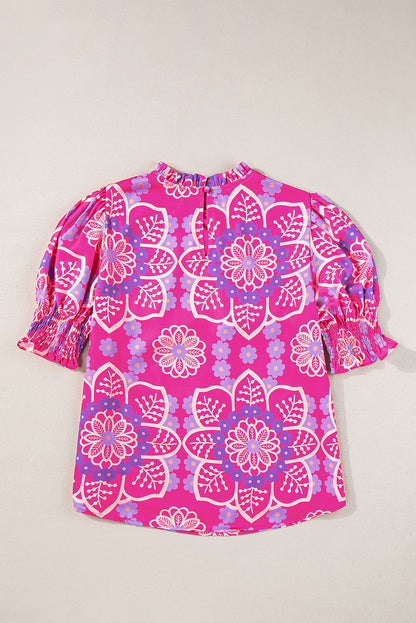 Chemisier à imprimé floral rose, col volanté, manches bouffantes et smockées