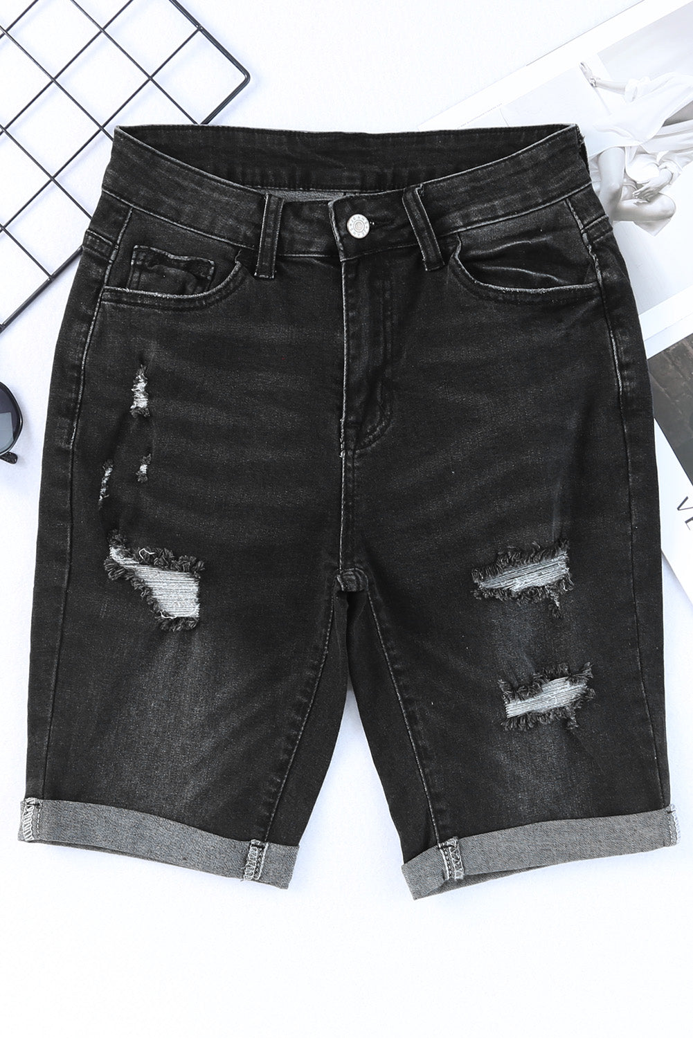 Short bermuda en jean effet vieilli et retroussé 