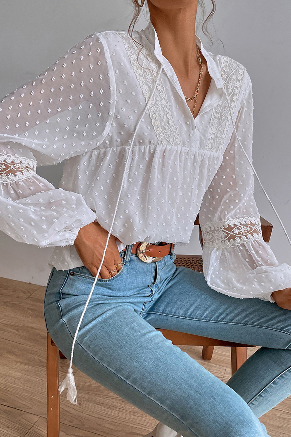 Blusa babydoll con manga globo y cordón de lunares suizos