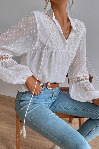 Blusa babydoll con manga globo y cordón de lunares suizos