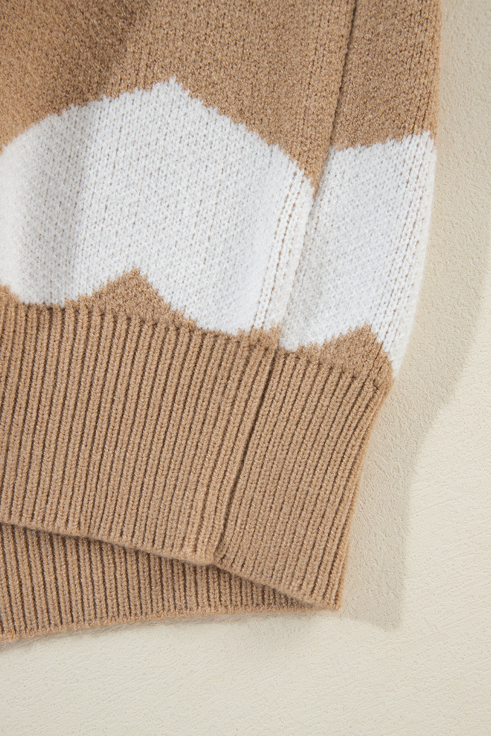 Pull col rond kaki à motif cœur contrasté