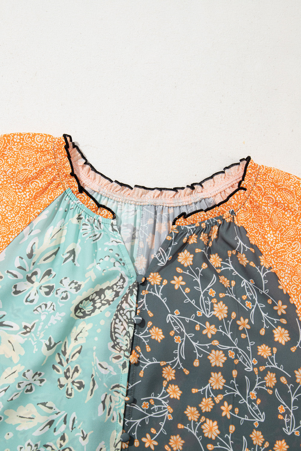 Chemisier vert à manches lanternes et col en V boutonné, motif patchwork floral, grande taille