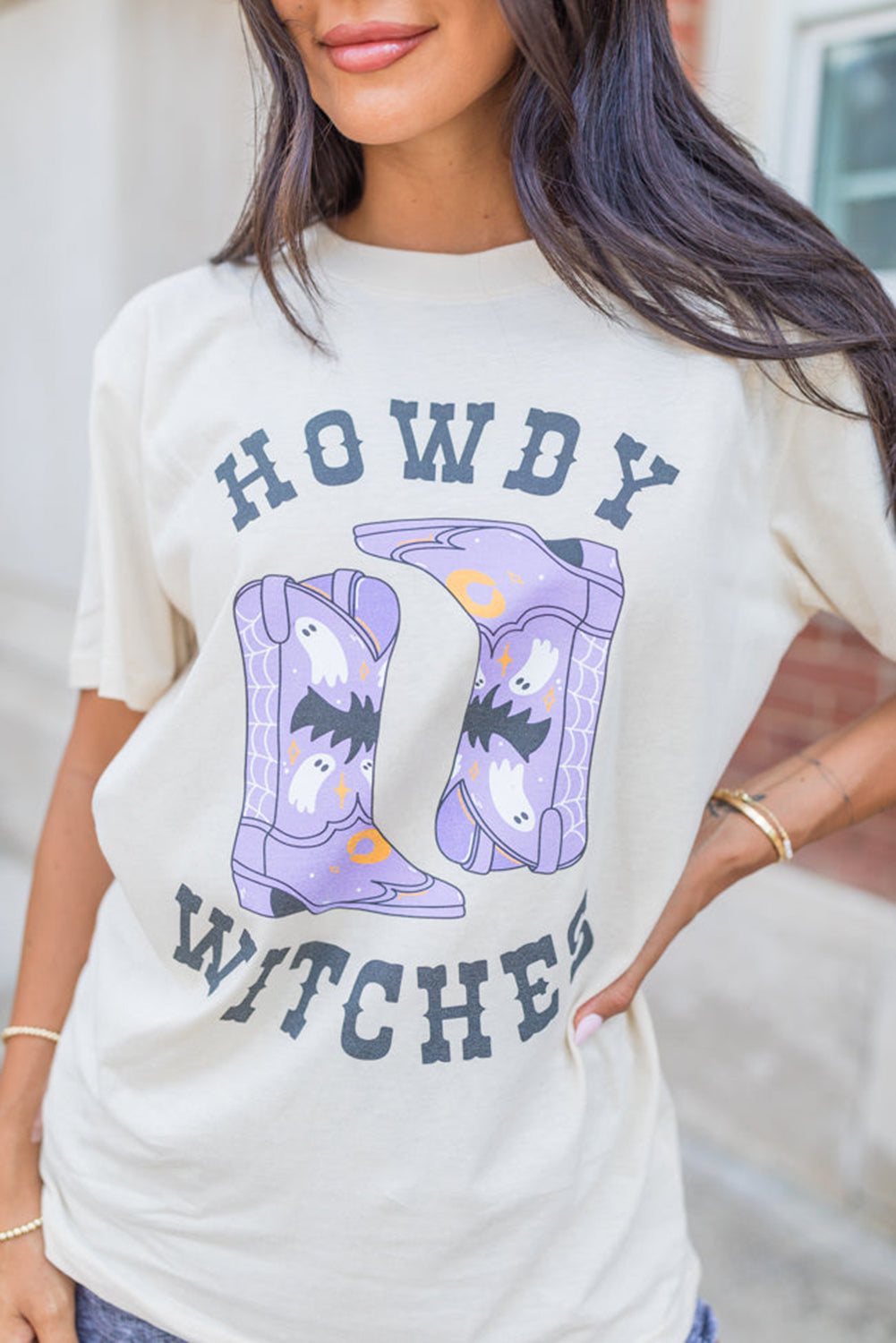 T-shirt blanc à col ras du cou avec bottes d'Halloween HOWDY WITCHES