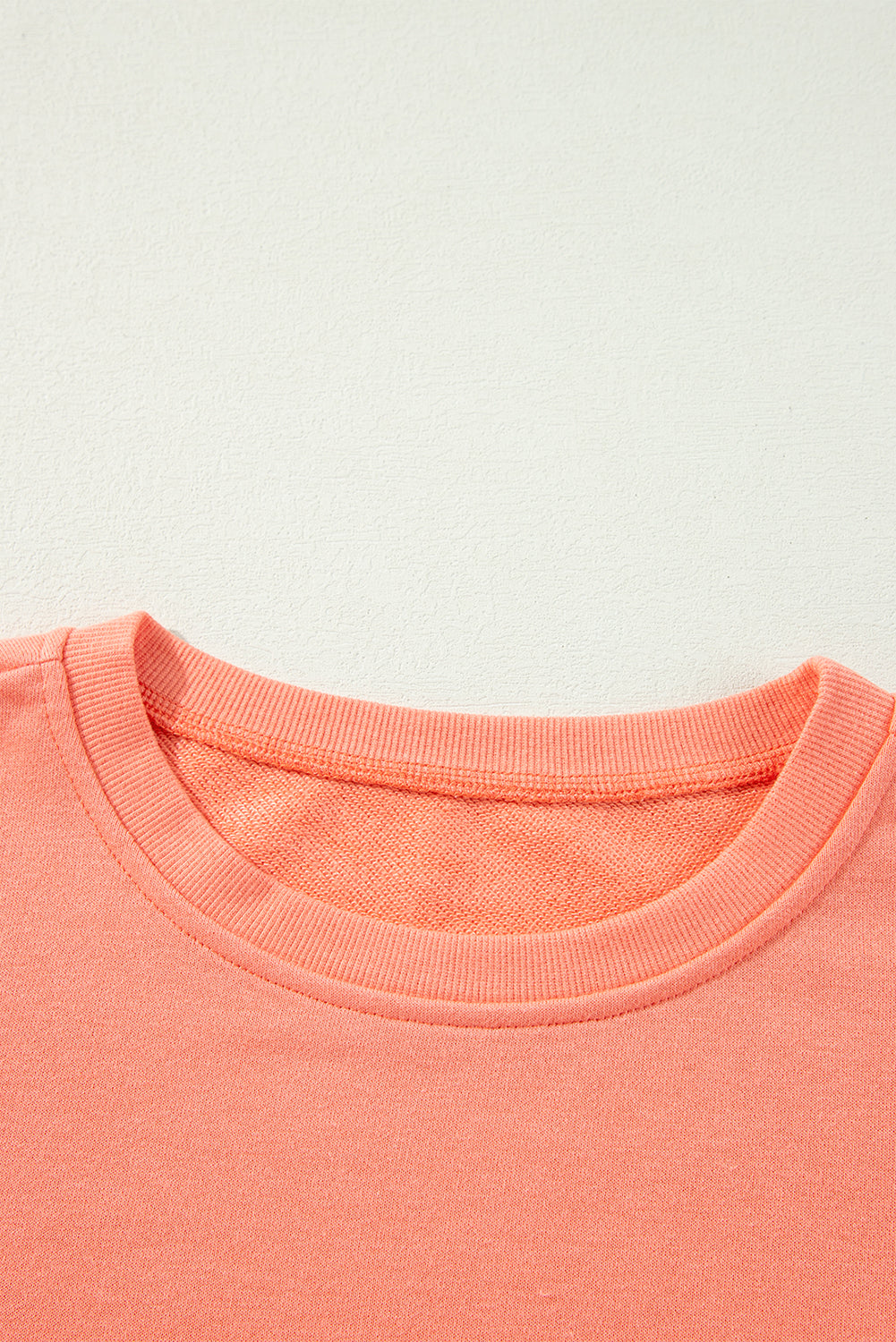 Sweat-shirt ample à col rond et manches rayées avec motif flamant rose arc-en-ciel