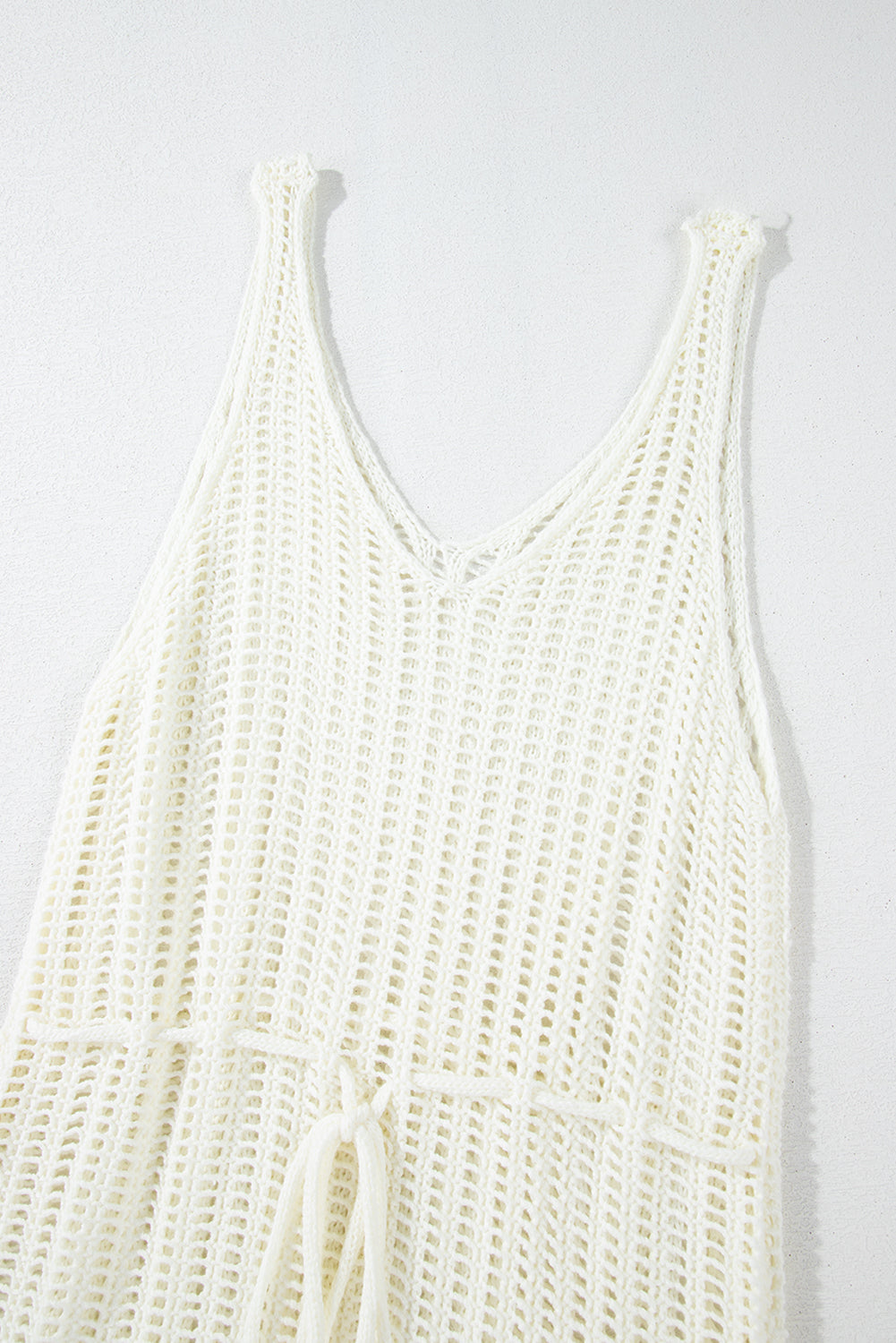 Cache-maillot de plage blanc en résille crochetée avec bords frangés et col en V