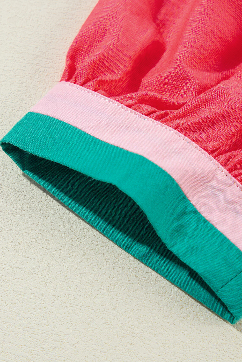 Chemisier à manches courtes et col en V avec bordure colorée carotte