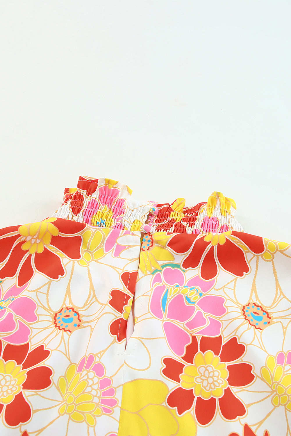 Top floral con mangas acampanadas y cuello levantado multicolor