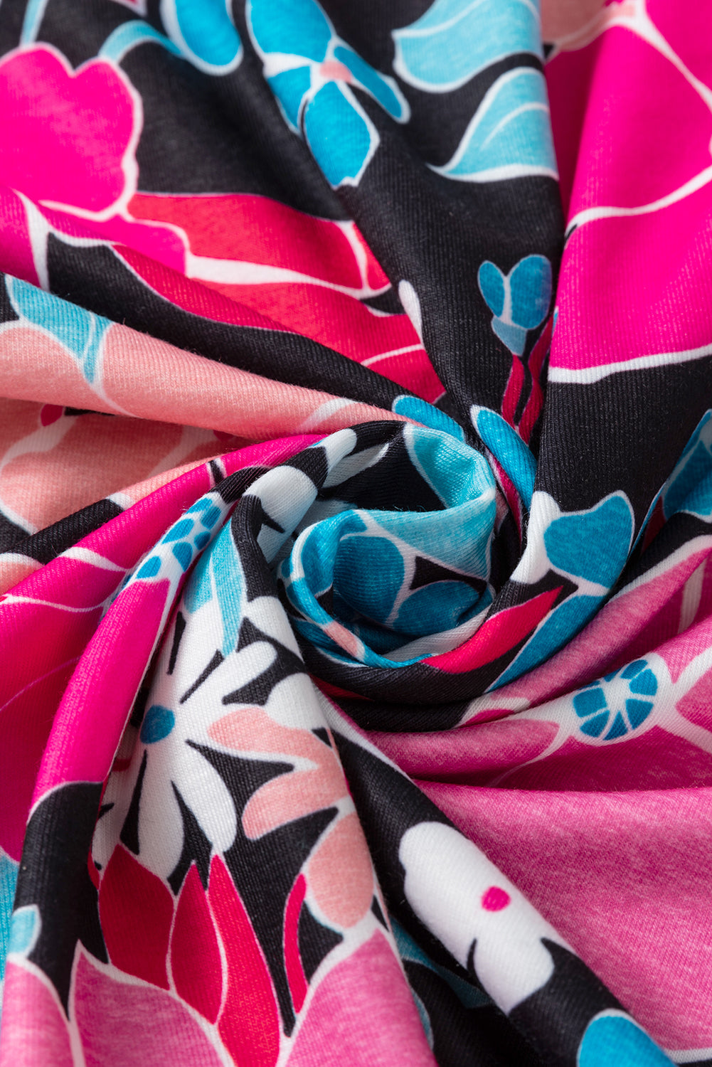 Chemisier rose à fleurs et col en V, manches retroussées