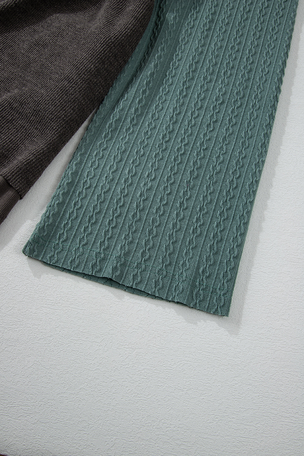 Haut à capuche asymétrique vert laurier à manches larges et textures contrastées