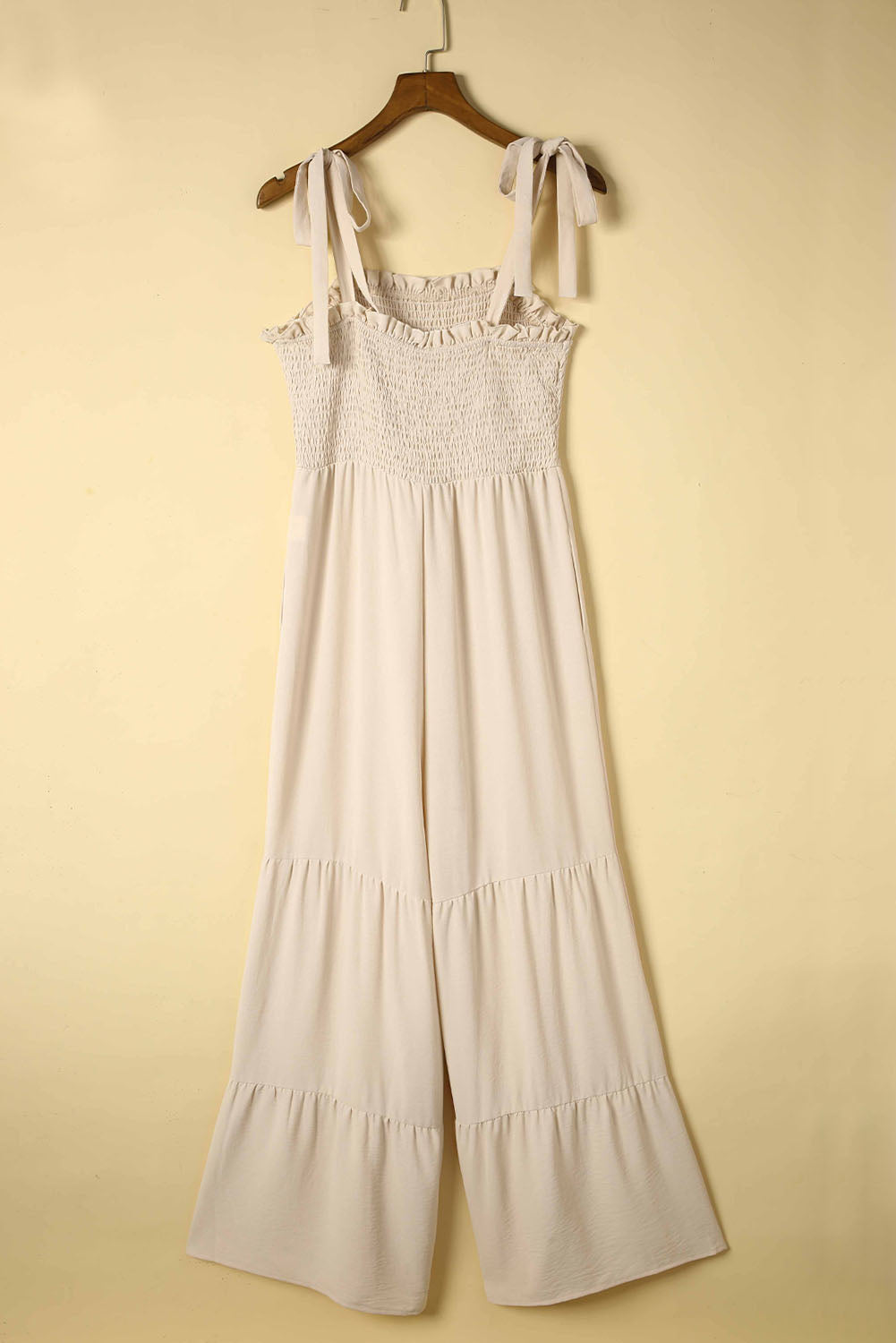 Mono con pernera ancha escalonada y corpiño fruncido con tirantes anudados