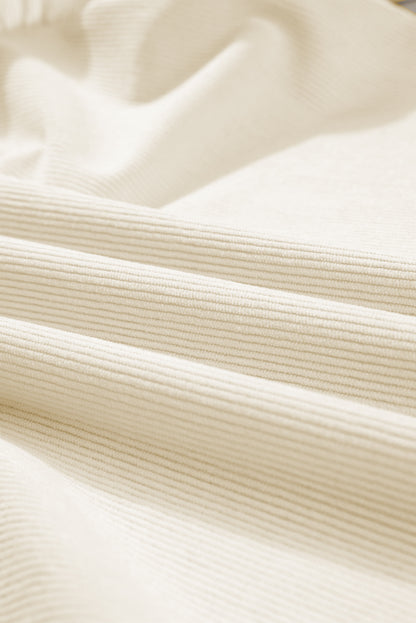 Chemisier beige en velours côtelé à volants et manches volantées