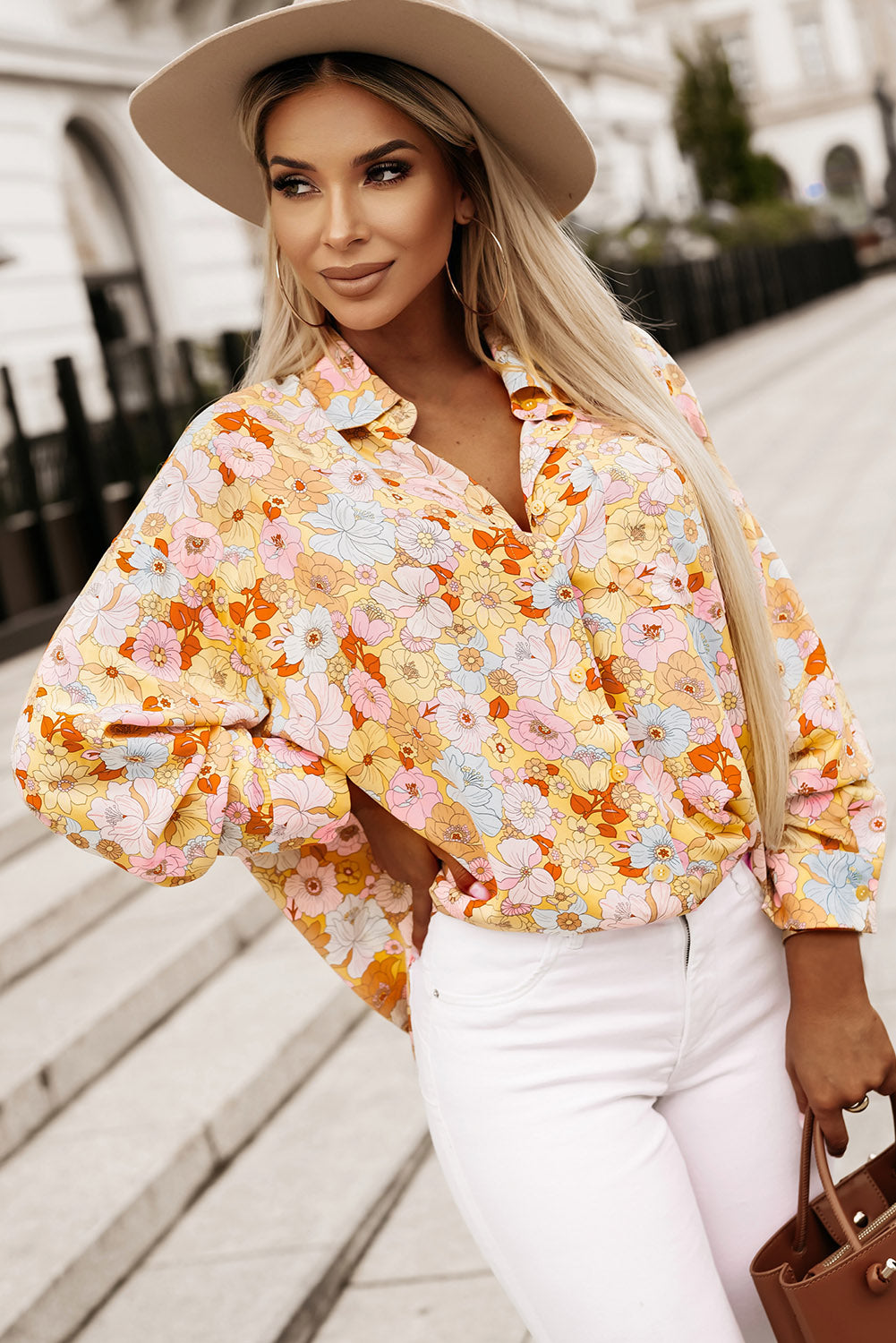 Camisa holgada con cuello vuelto y estampado floral amarillo