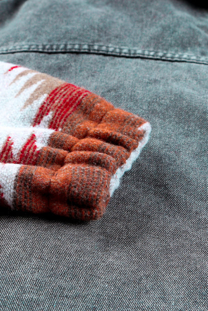 Chaqueta vaquera con dobladillo deshilachado y estampado azteca multicolor