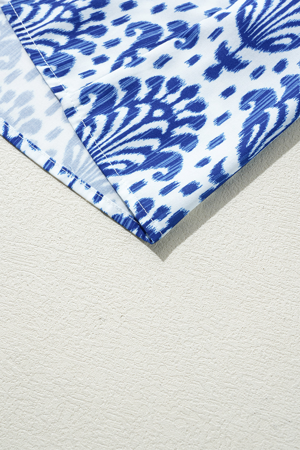 Chemisier bleu à imprimé floral et manches bouffantes avec col à volants