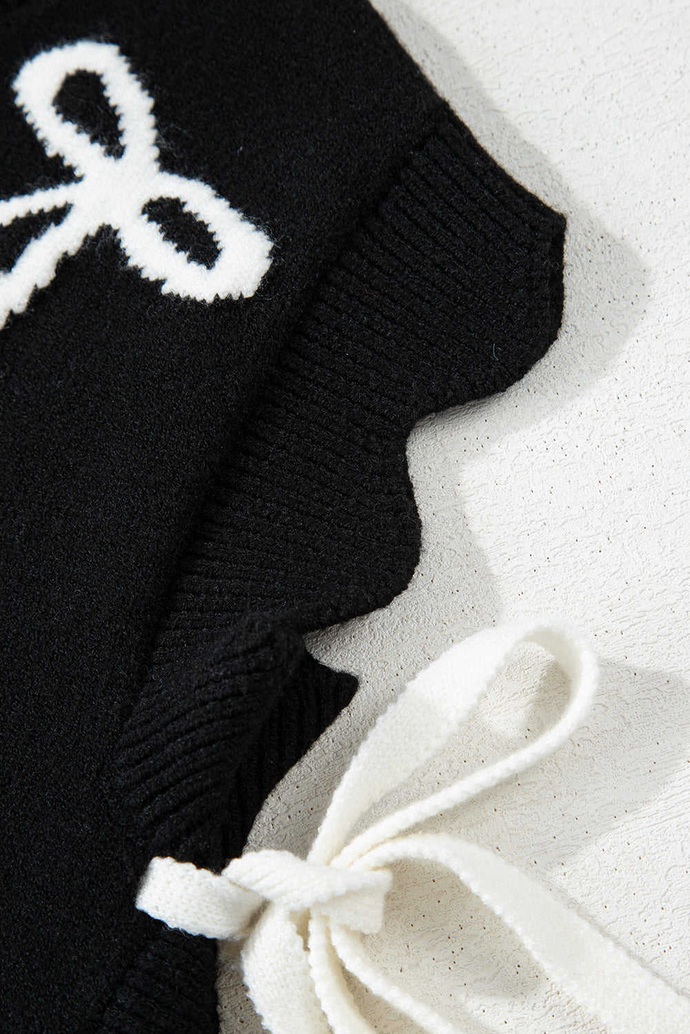 T-shirt noir à imprimé nœud et ourlet festonné