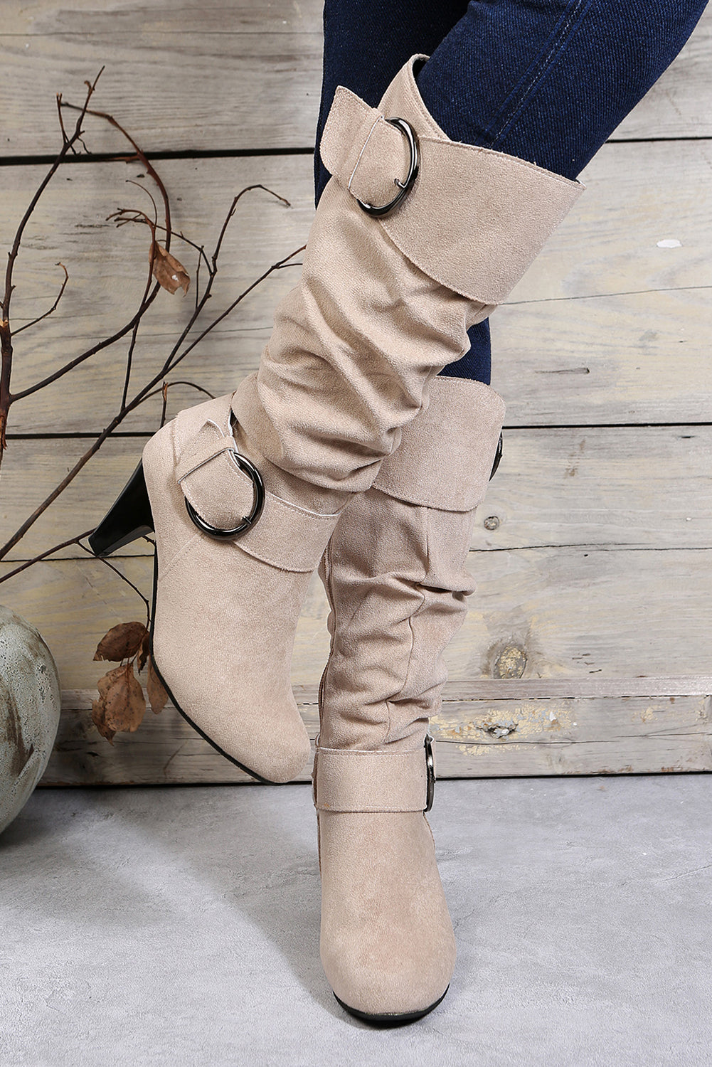 Botas de tacón con cremallera y decoración con hebilla y punta en punta beige 