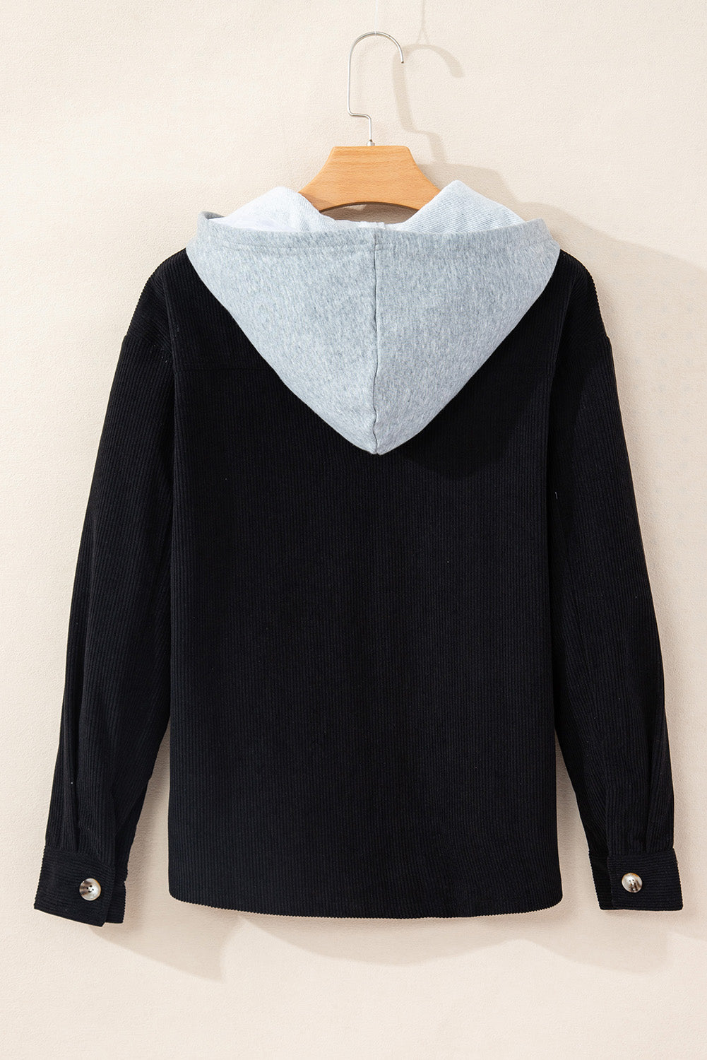 Veste-chemise noire en velours côtelé avec capuche et poches à cordon