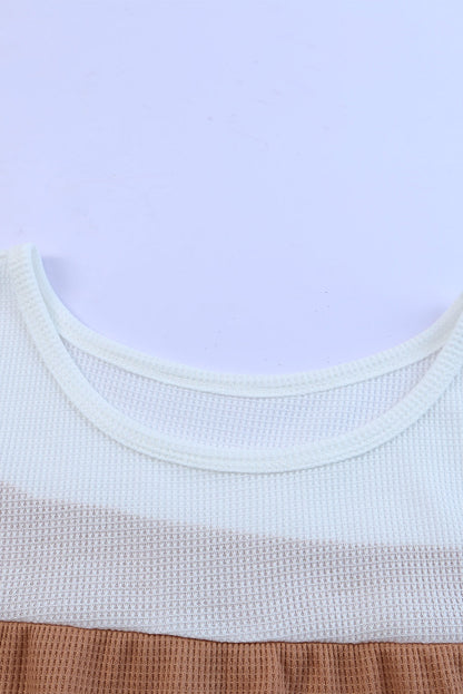 Top de talla grande con mangas con volantes y estampado animal de punto gofre de color caqui 