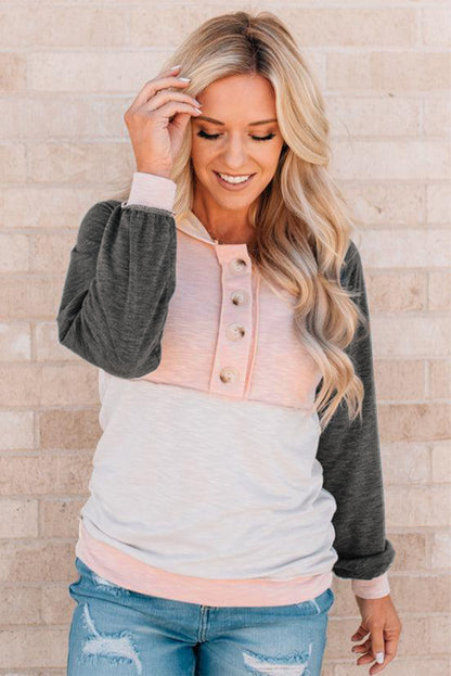 Sudadera con capucha y detalles de botones en bloques de color