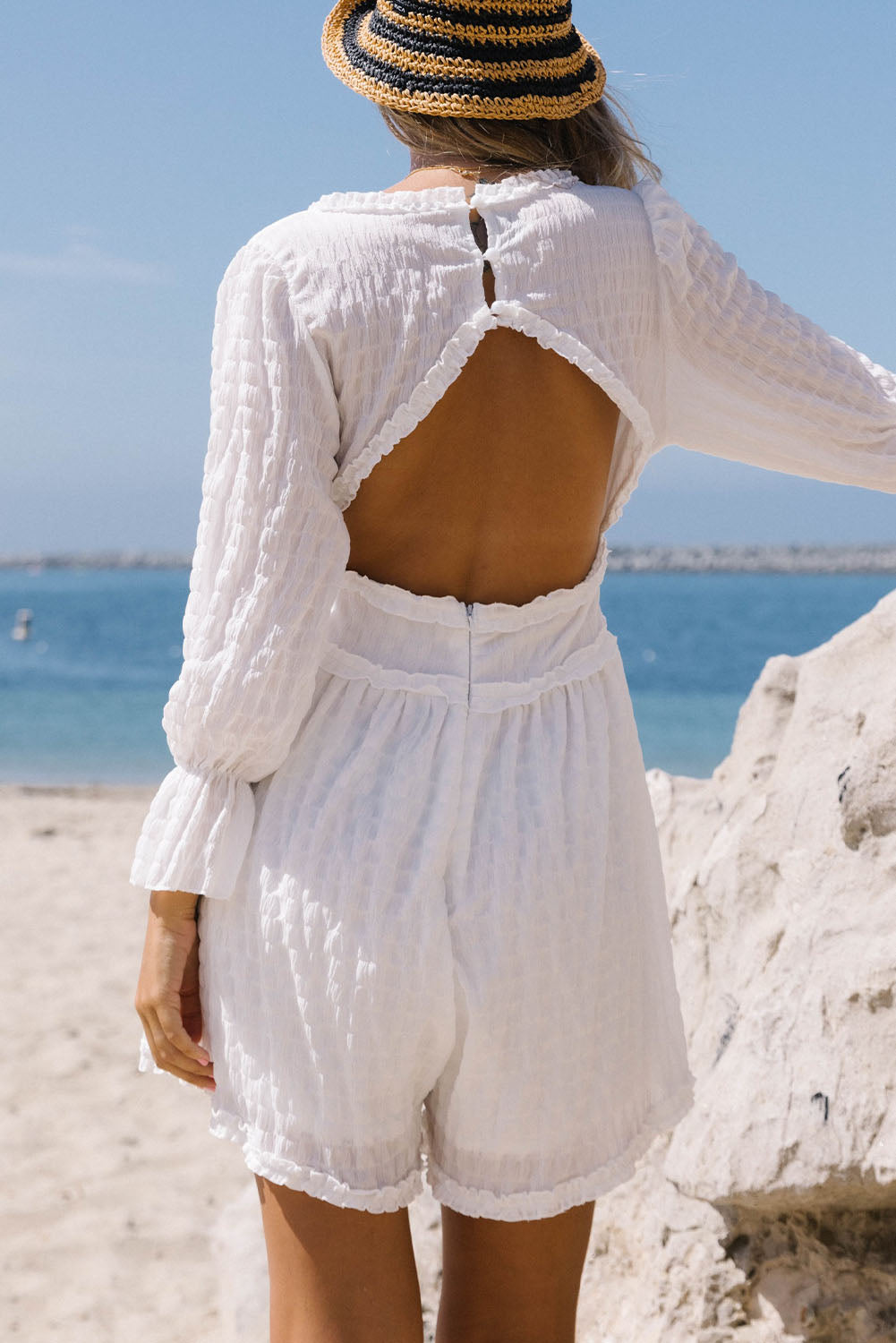 Minivestido texturizado con volantes, cuello en V y mangas acampanadas