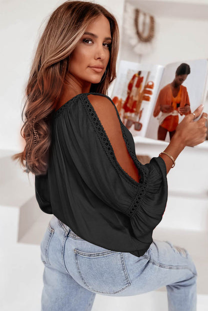 Blusa con volantes y mangas de pulsera con abertura de crochet de encaje