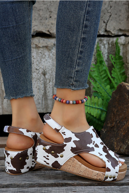 Sandalias de cuña con tira de velcro y diseño recortado