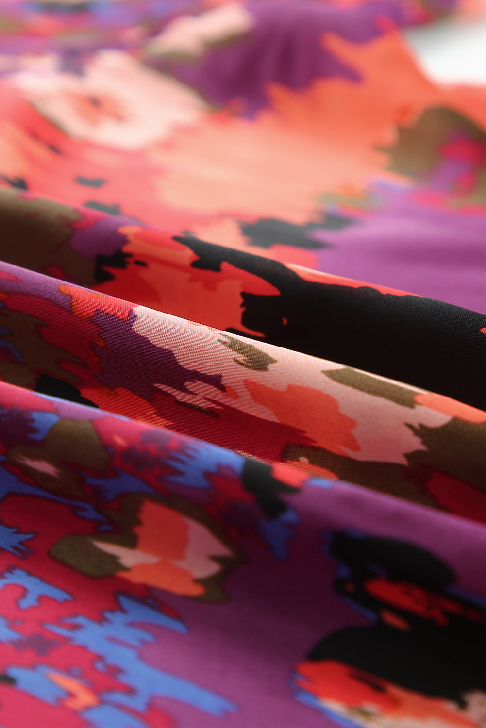 Blusa con mangas abullonadas y cuello en V con estampado de grafiti 