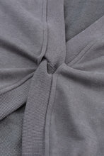 Sudadera extragrande con espalda abierta y costuras expuestas en gris