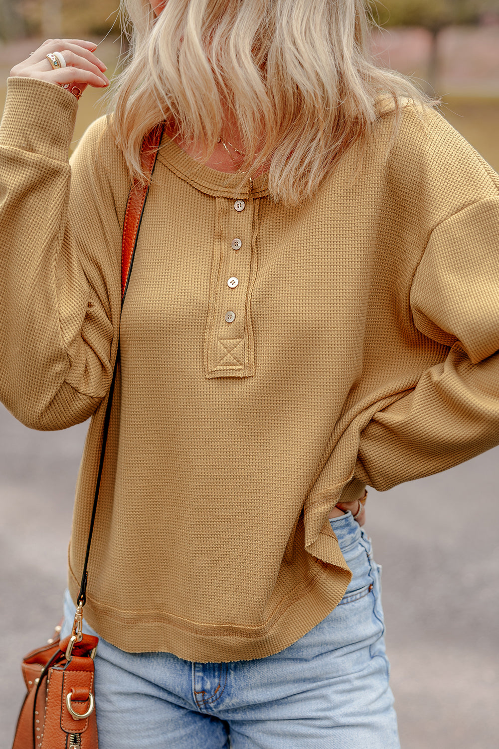 Haut oversize en tricot texturé camel à demi-boutons et épaules tombantes