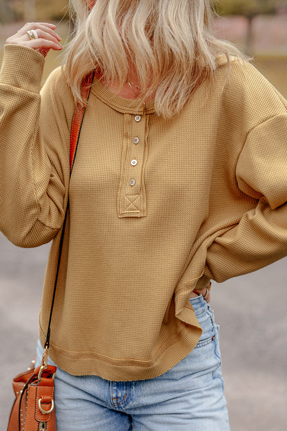 Haut oversize en tricot texturé camel à demi-boutons et épaules tombantes