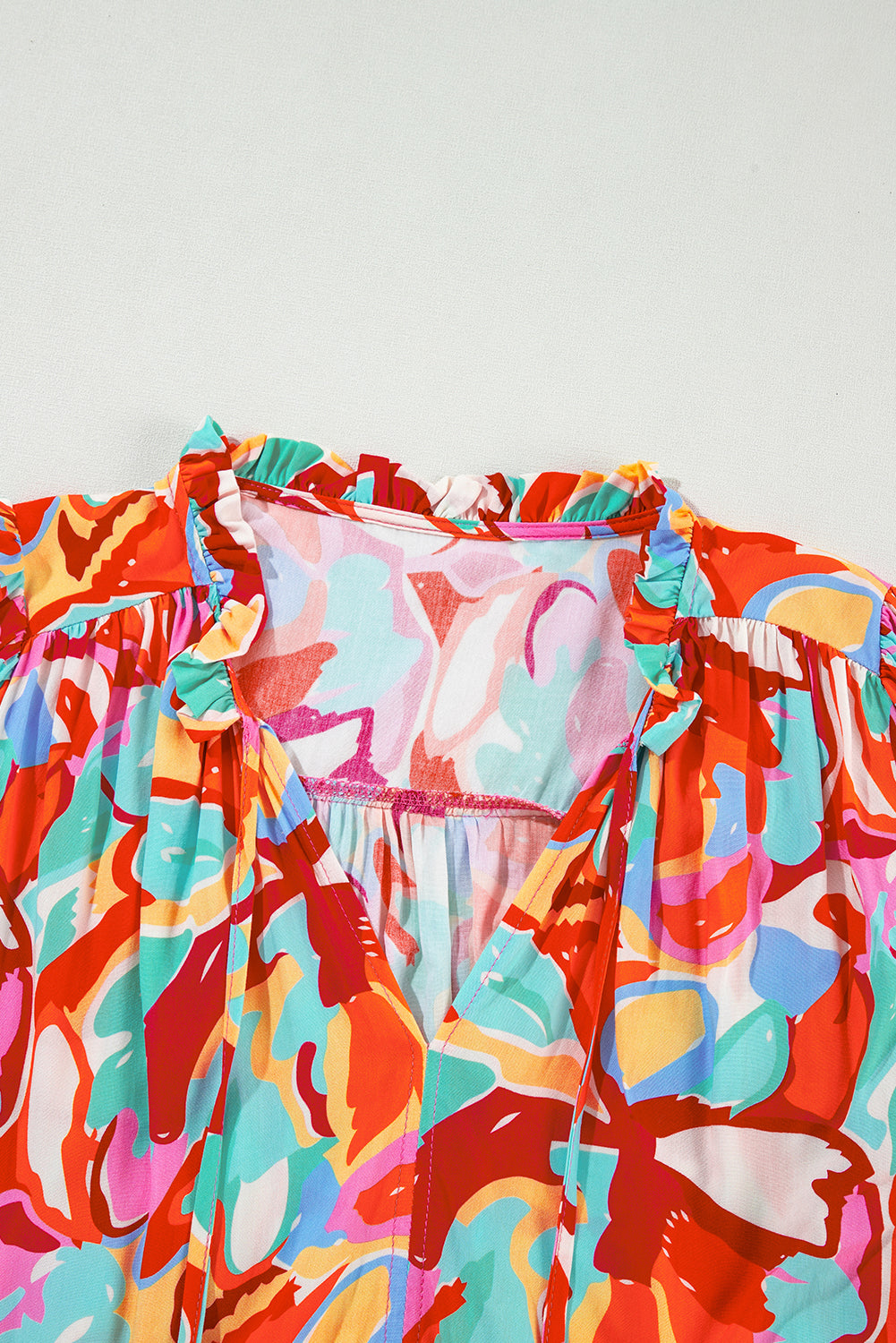 Chemisier à manches mi-longues et col en V avec cordon de serrage et imprimé abstrait rose rouge