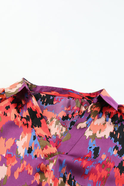 Blusa con mangas abullonadas y cuello en V con estampado de grafiti 