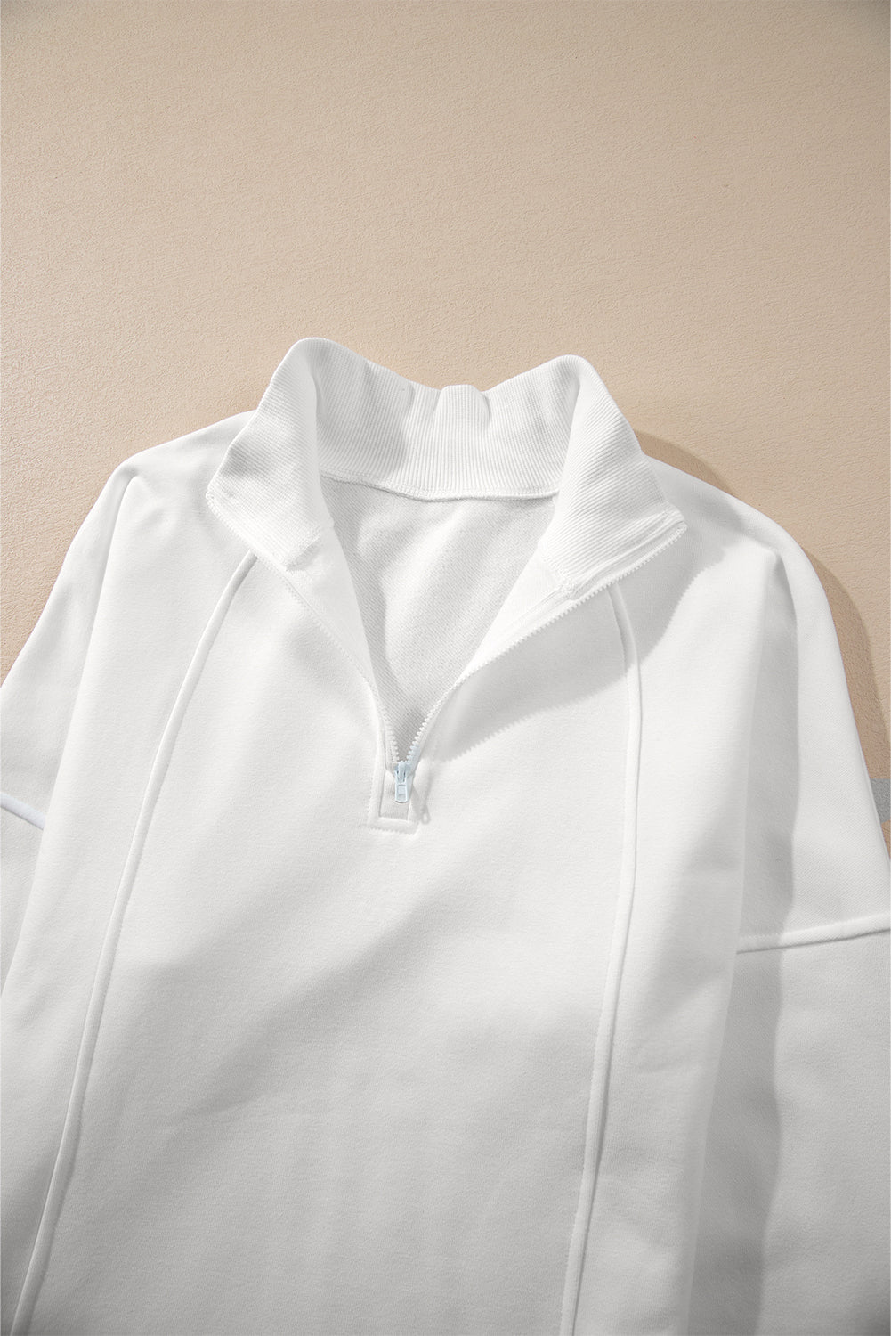 Sweat-shirt blanc à col zippé et épaules tombantes