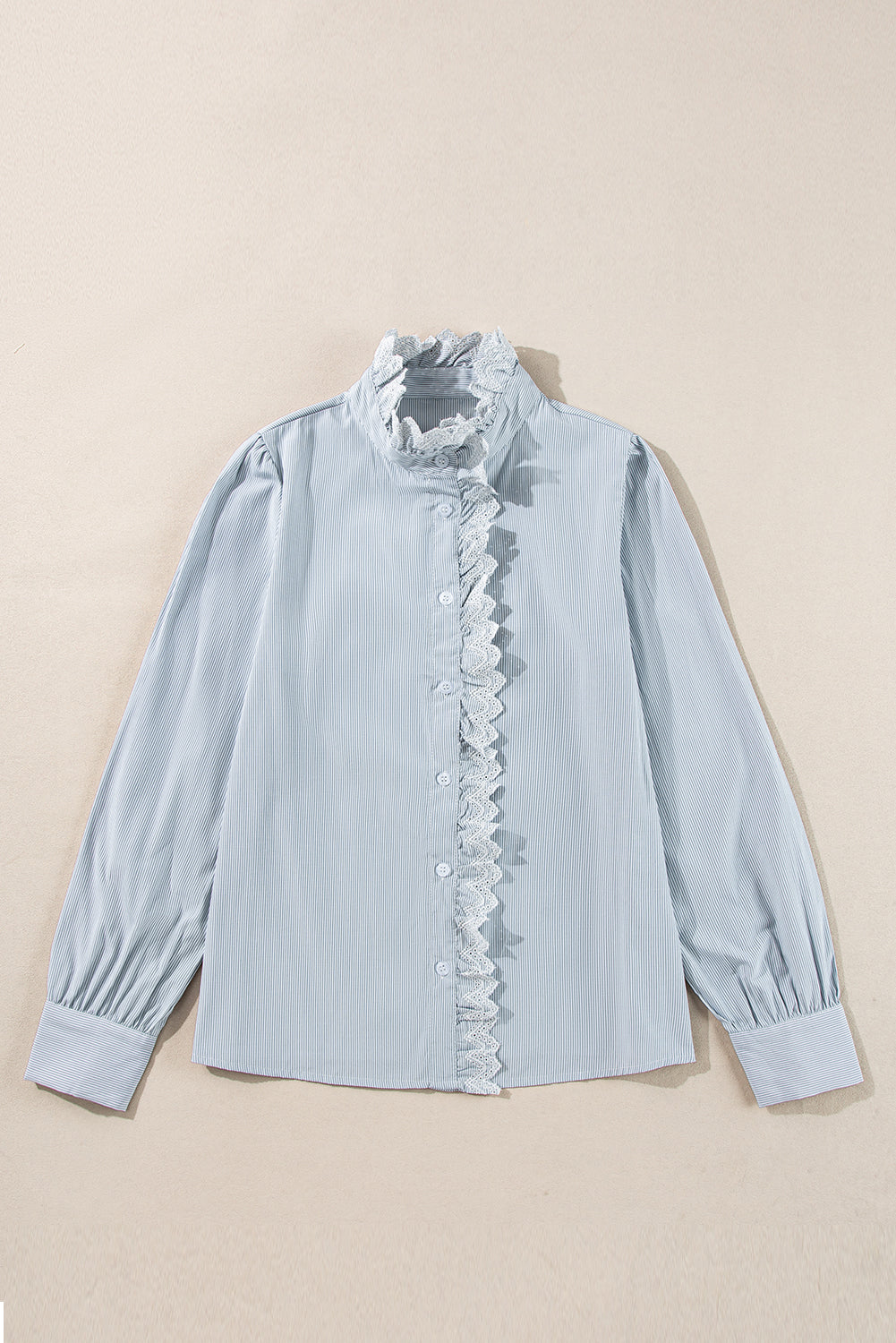 Chemise boutonnée à manches longues et à volants bleu ciel