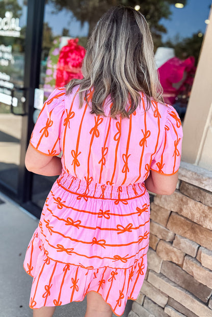 Robe grande taille à volants et taille cintrée avec nœud rose