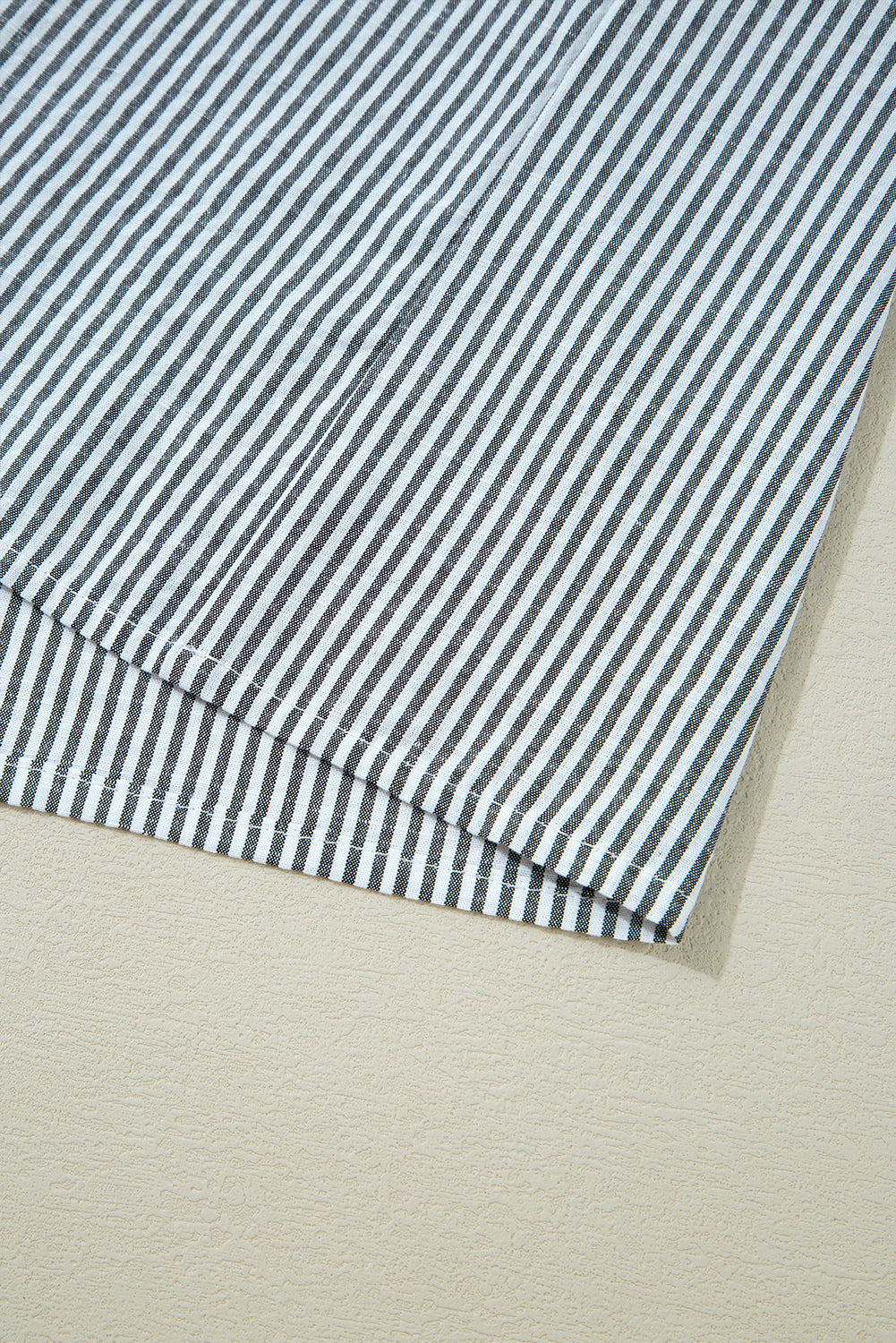 Robe courte noire à rayures et à fleurs, col en V, manches longues