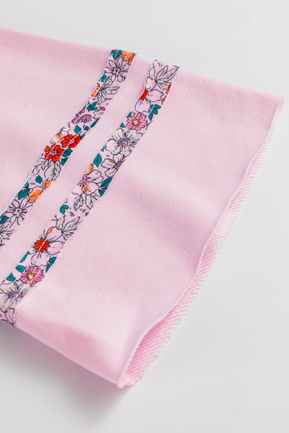 Haut décontracté rose clair à manches larges et épaules tombantes, motif floral et symbole de la paix