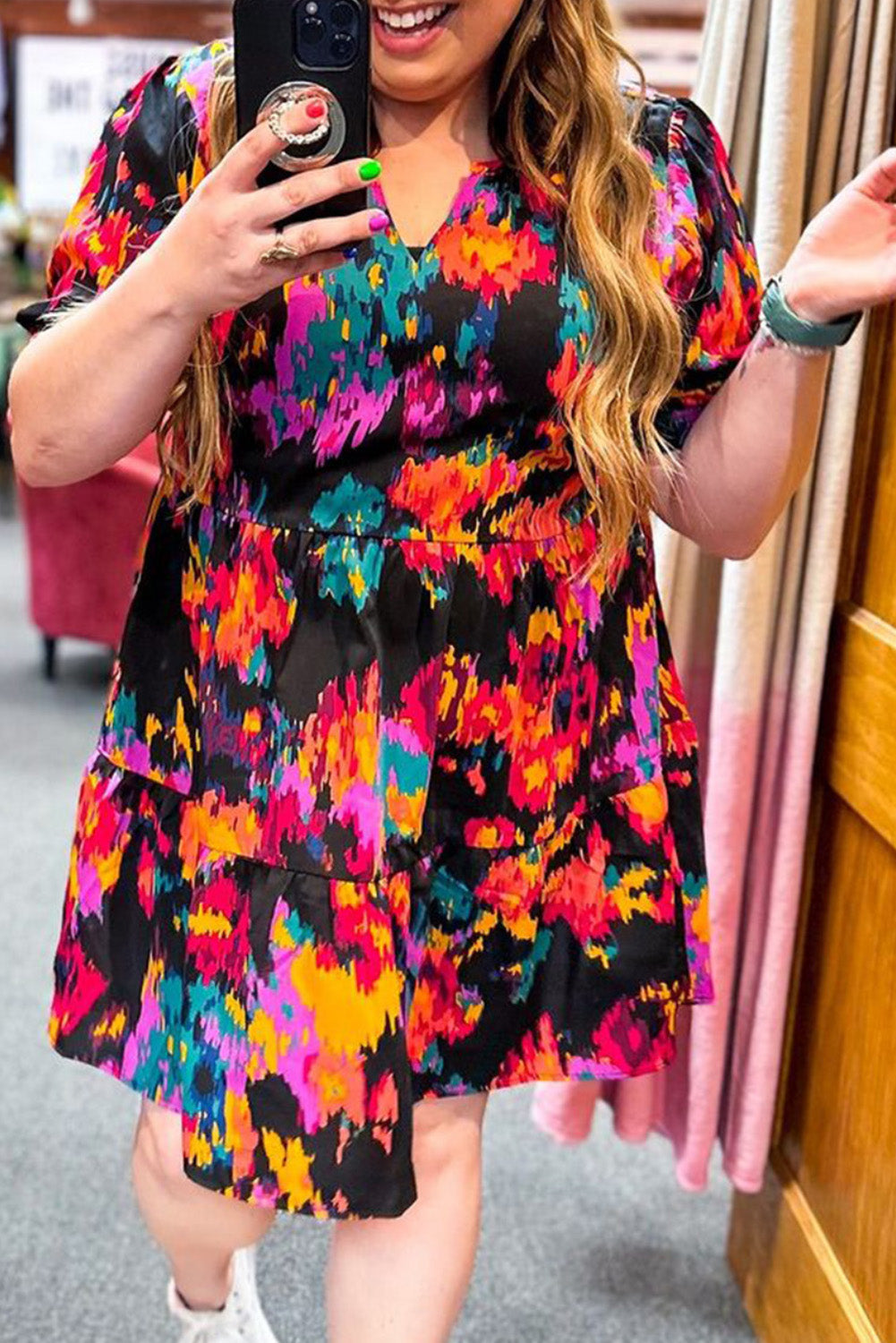 Blusa con mangas abullonadas y cuello en V con estampado de grafiti 