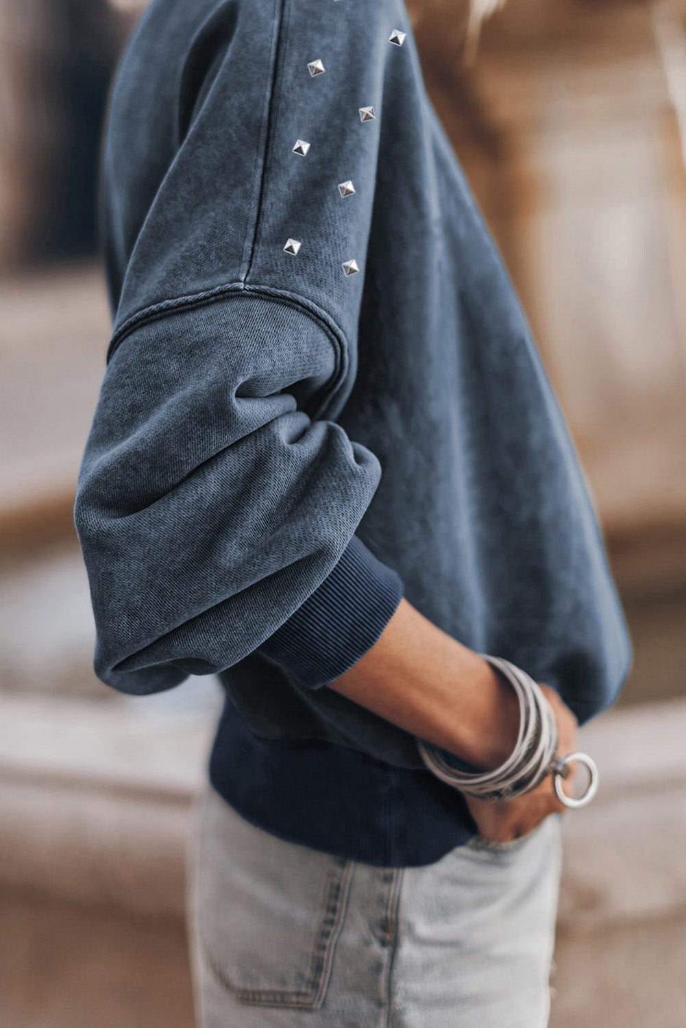 Sweat-shirt ample à épaules tombantes et perles bleu ciel