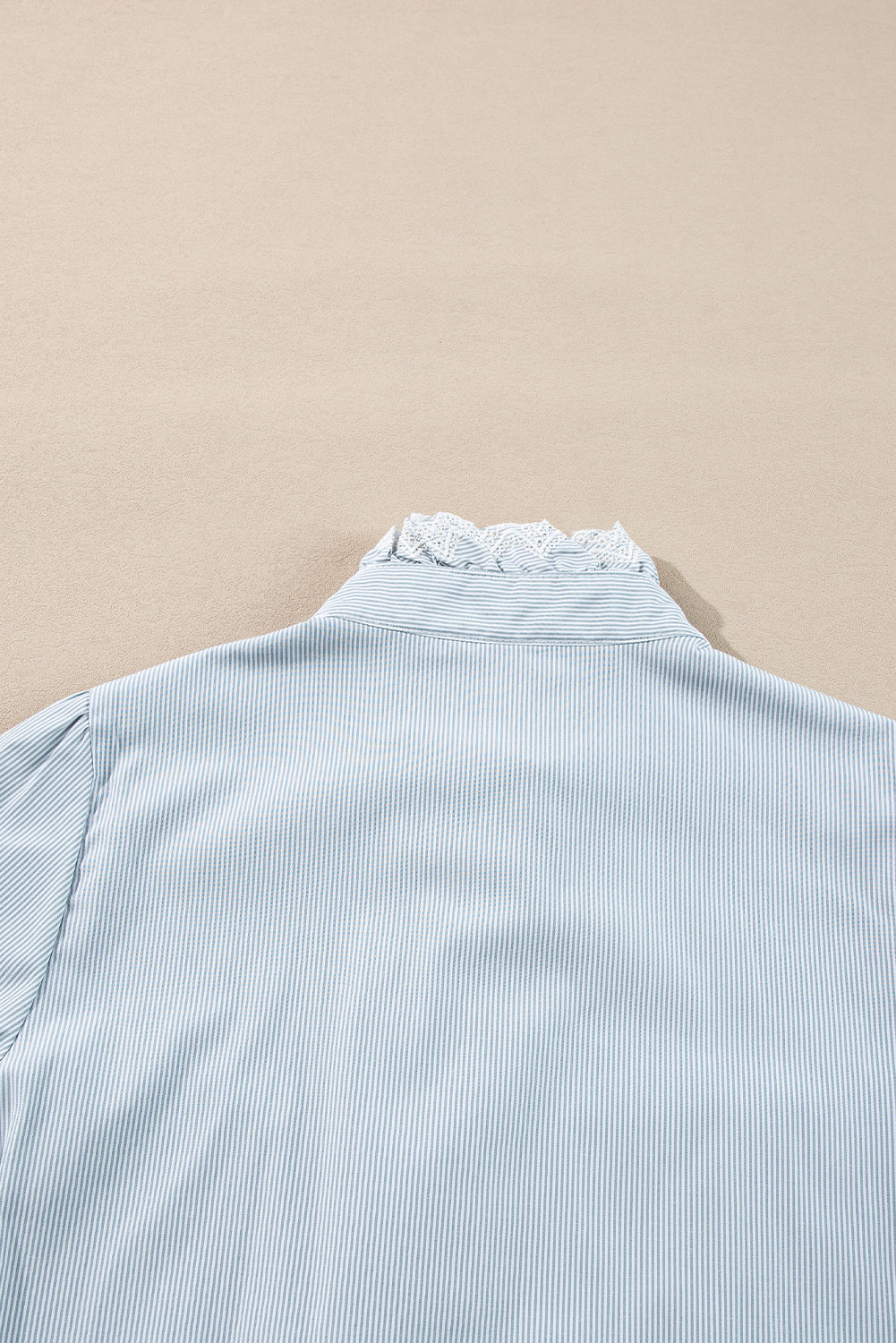 Chemise boutonnée à manches longues et à volants bleu ciel