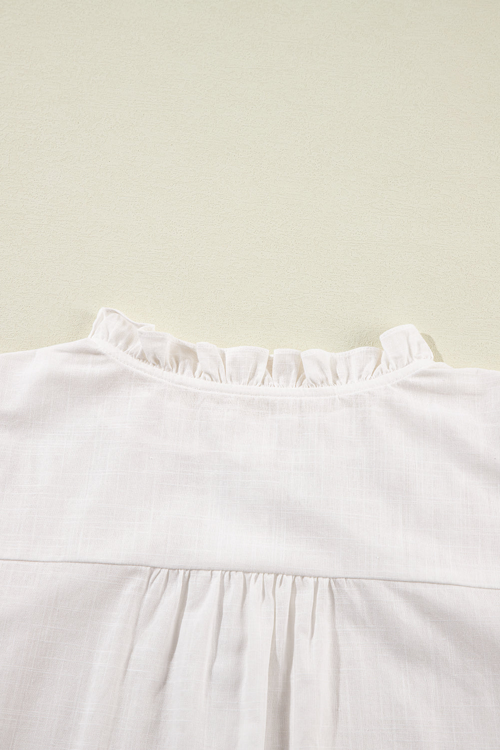 Chemise blanche à manches bouffantes brodées de fleurs