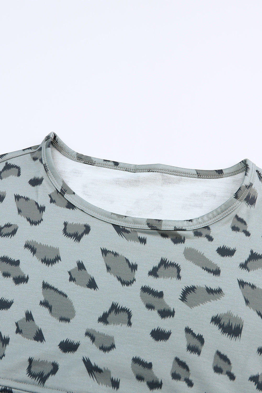 Top holgado de manga larga con costuras y estampado animal marrón