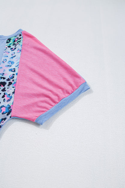 T-shirt grande taille bleu ciel à imprimé léopard et patch colorblock