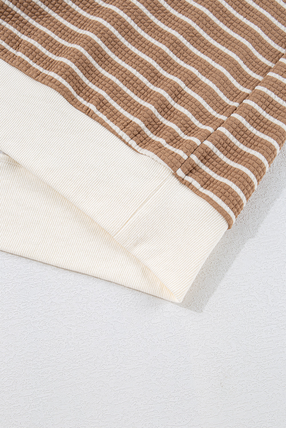 Haut à manches longues et col rond texturé à rayures kaki et bords rapiécés