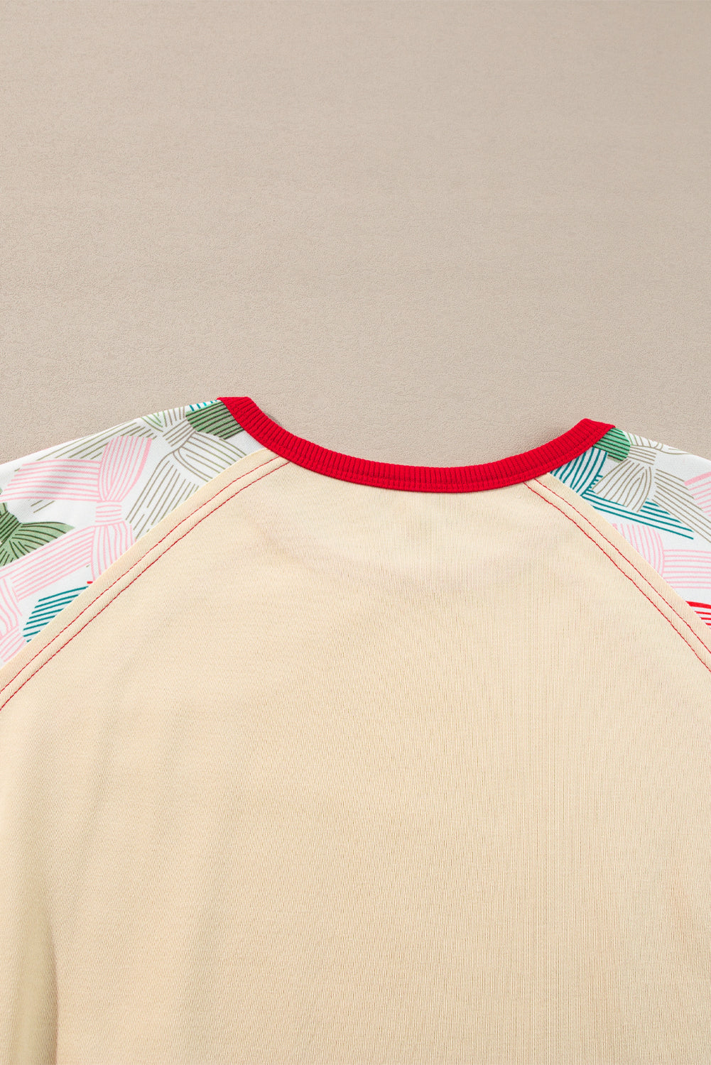 Haut beige à manches raglan et bordures colorblock, imprimé patchwork et nœud papillon